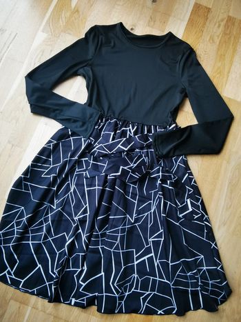 Robe avec ceinture noire et blanche