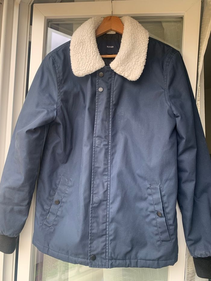 Manteau veste kiabi bleu col à fourrure blanche intérieur matelassé