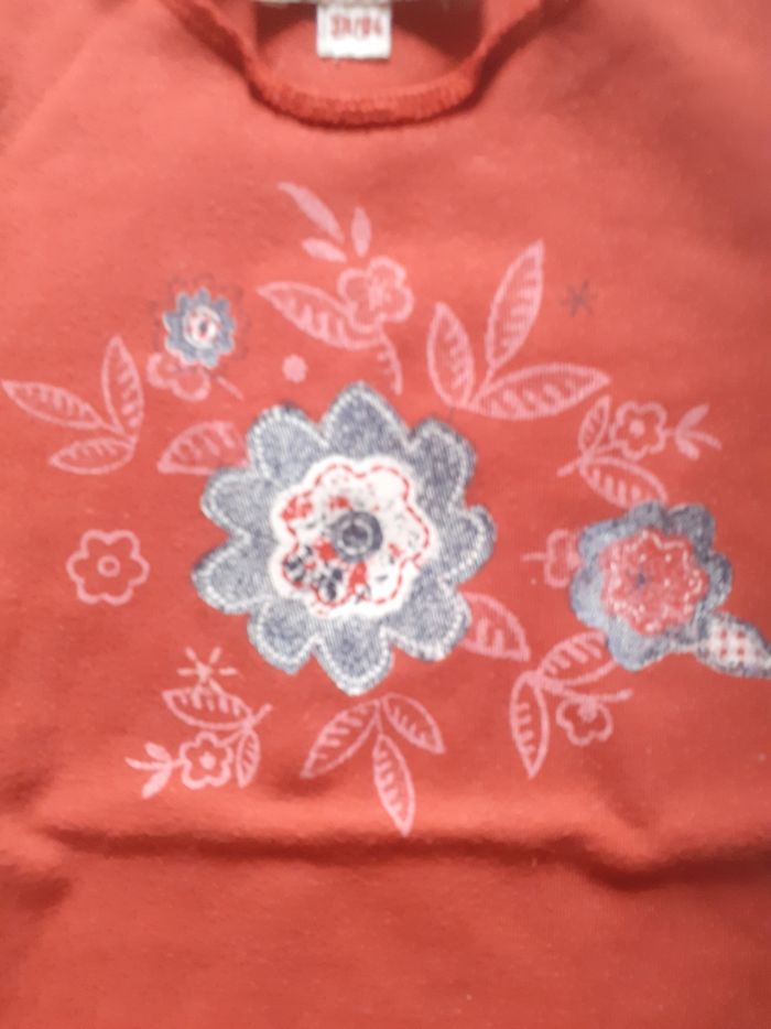 Tee shirt rouge motif fleurs - photo numéro 2