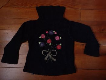 Pull noir bouclettes motif bouquet de fleurs