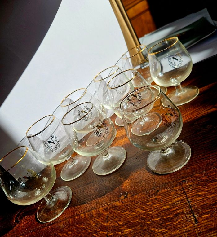 Lot de 8 verres à cognac Napoléon dorés – vintage bar chic