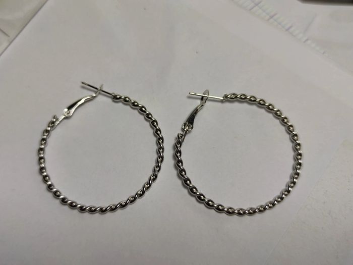 Boucles d'oreilles fantaisie pendantes anneaux torsadé métal argenté