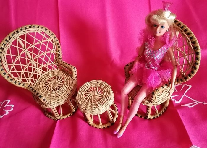 Meubles en rotin pour poupée