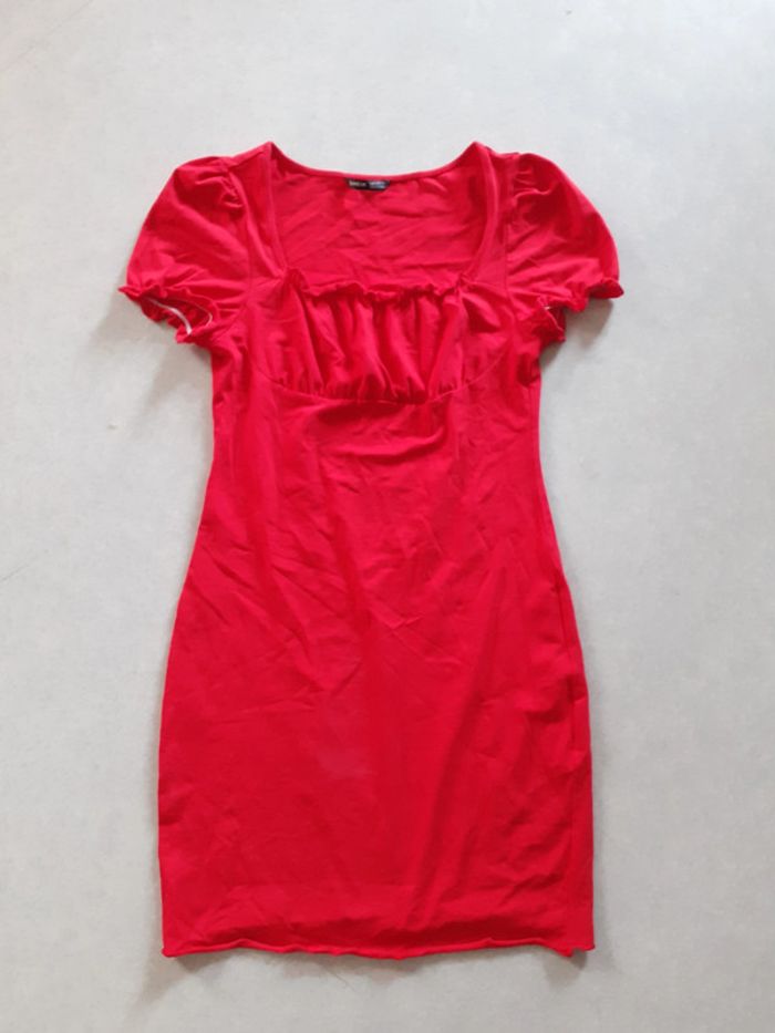 Robe rouge, petites manches