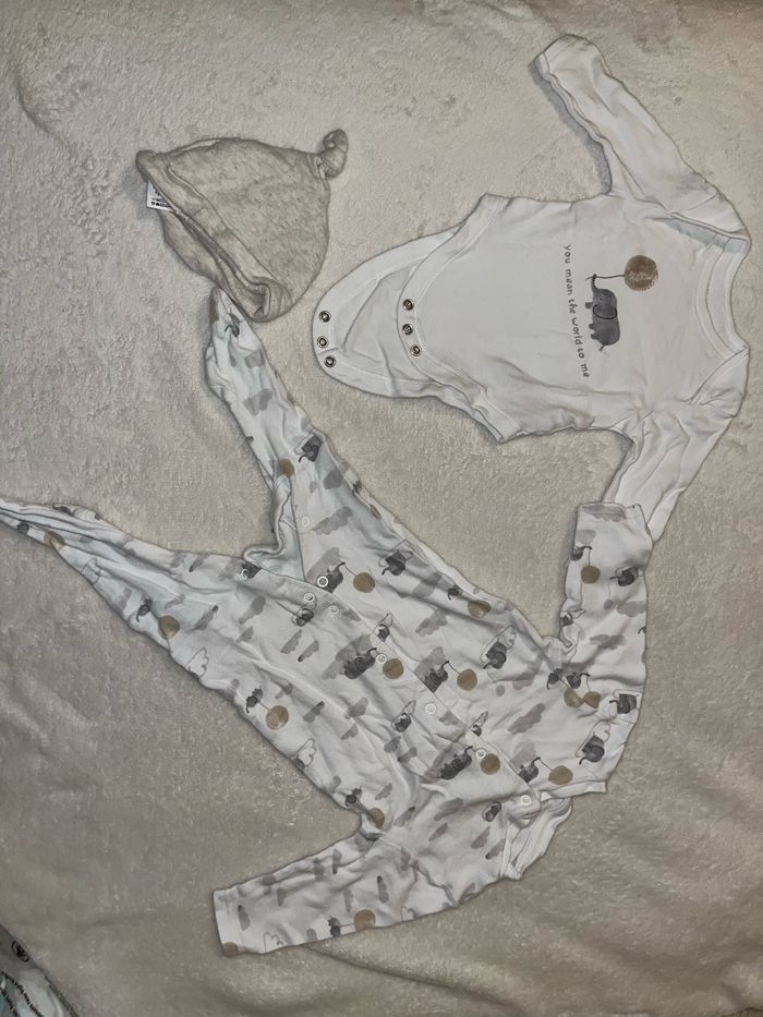 Lot pyjama, body et bonnet