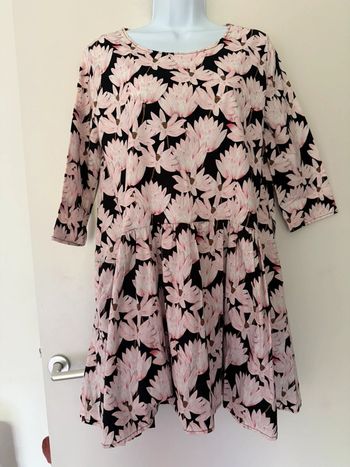 Robe à fleurs sur fond noir Victoire x Victoire