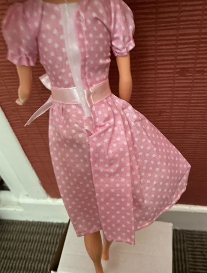 Robe rose à pois pour poupée Barbie - photo numéro 2