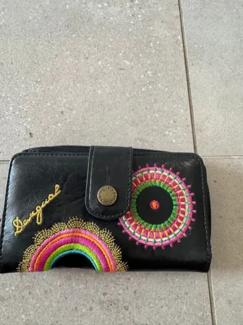 Portefeuille Desigual, bon état mais quelques marques d'usures, 16x9cm