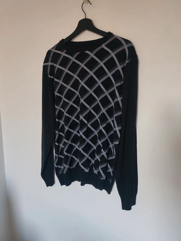 Pull noir à carreaux