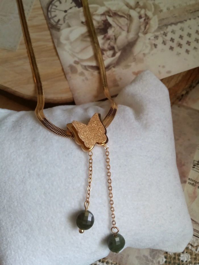 Collier papillon pierres de jade