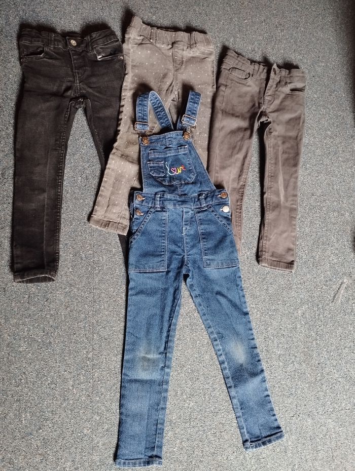 Lot de 3 pantalons et 1 salopette