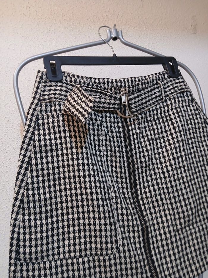 Jupe courte à carré noir/blanc " stradivarius " taille 36 - photo numéro 2