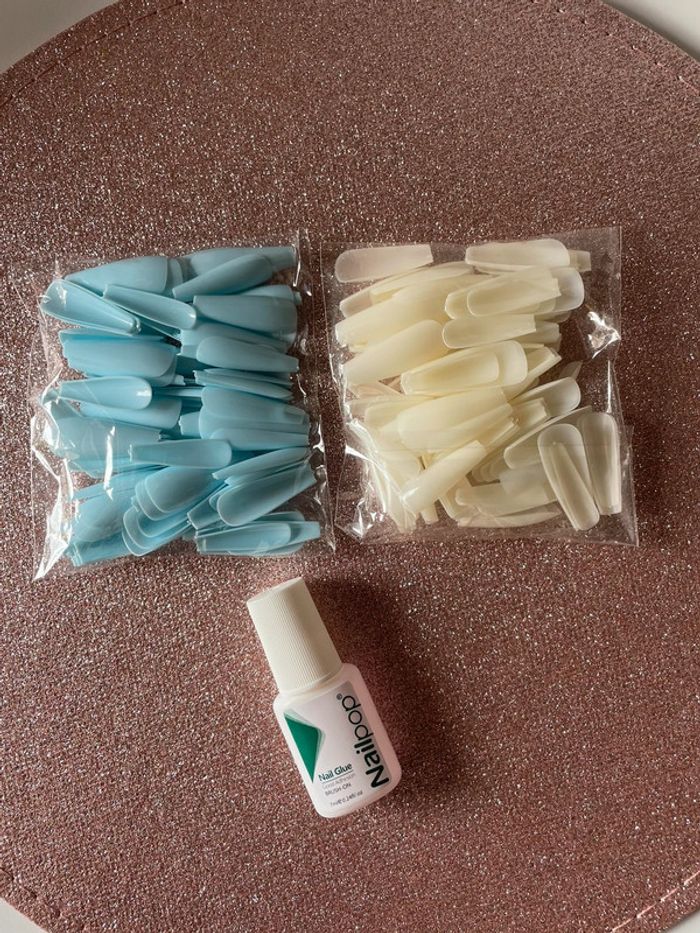 2x sachets avec des faux ongles + 1x colle