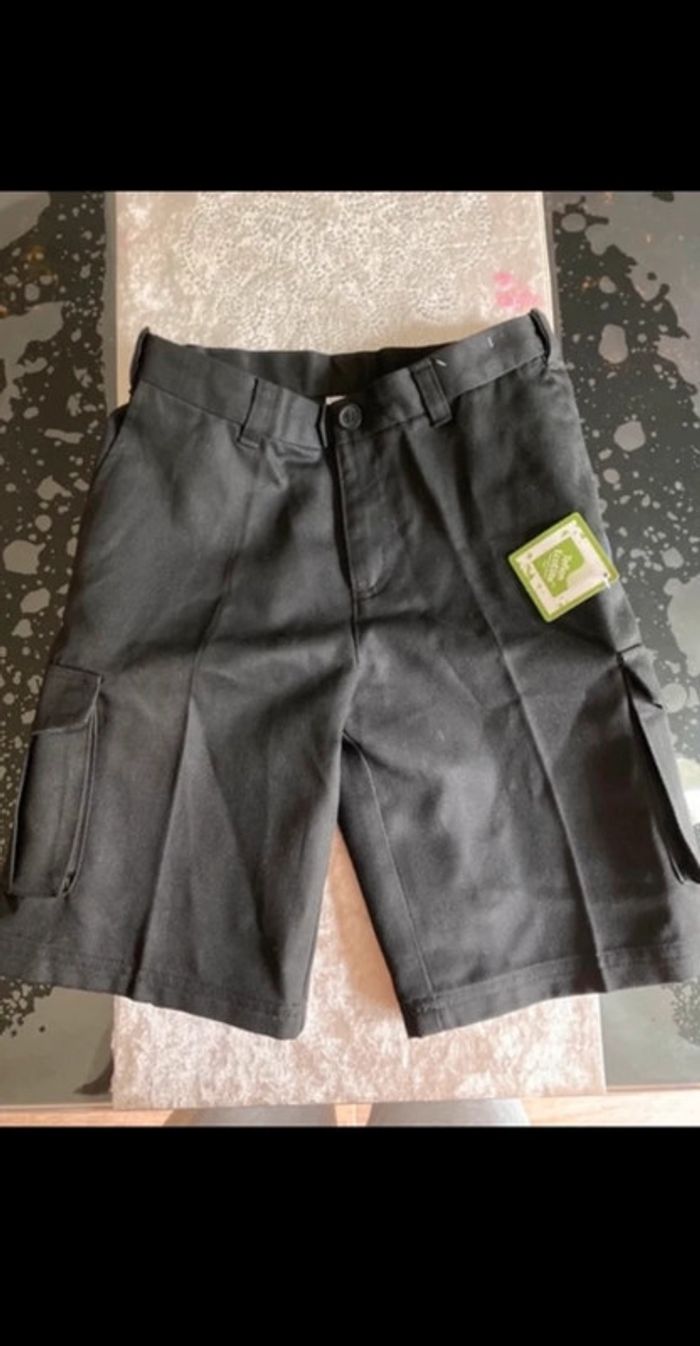 Short cargo taille 8/9 ans neuf