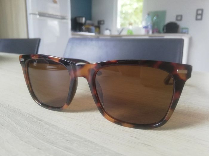 Paire de lunettes de soleil - photo numéro 3