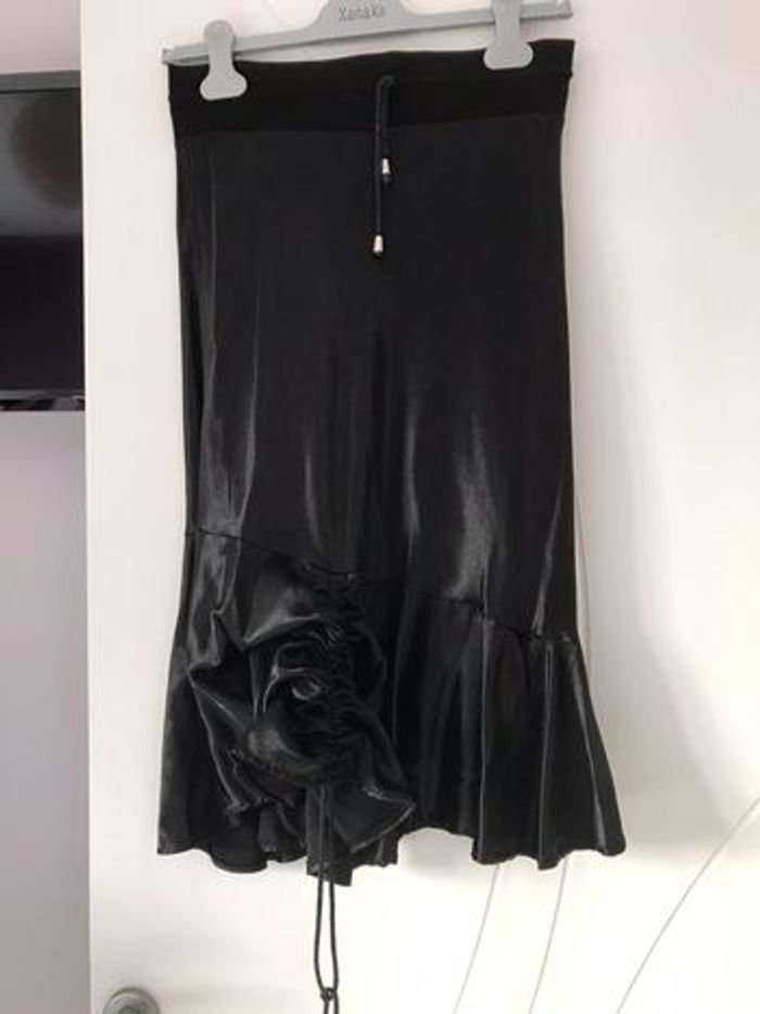 Robe satinée noire