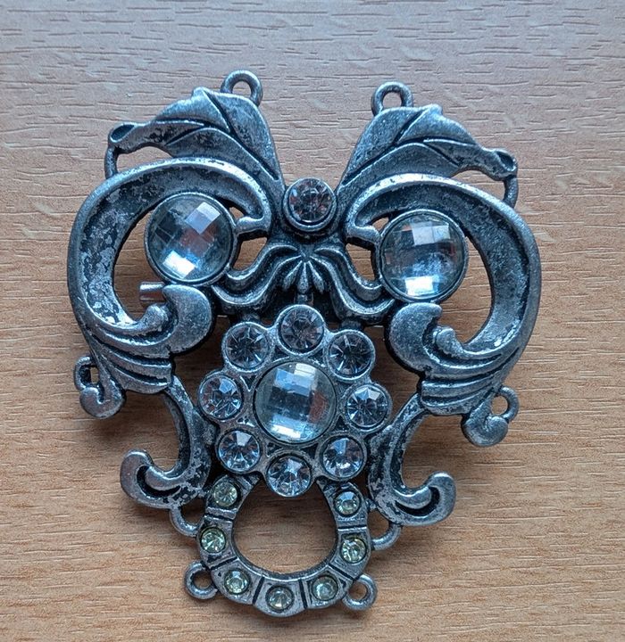 Broche femme 7 x 5.5 cm