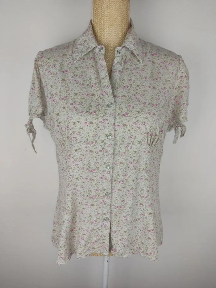 Chemise manches courtes nouée boutons pressions crème motifs fleuris pastels taille 44 Tissaia