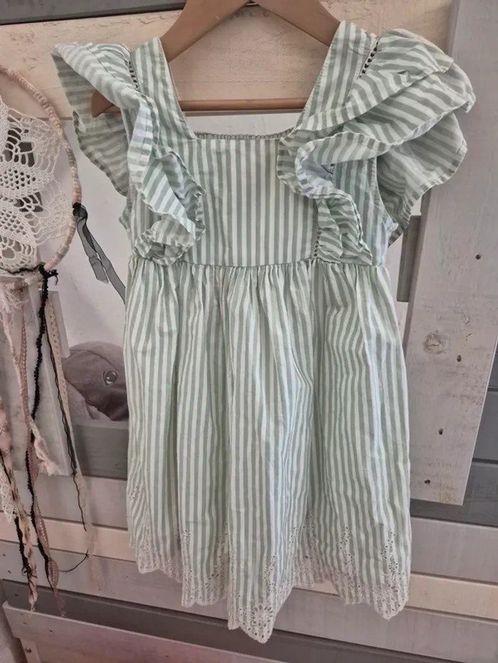 Jolie robe dos nu