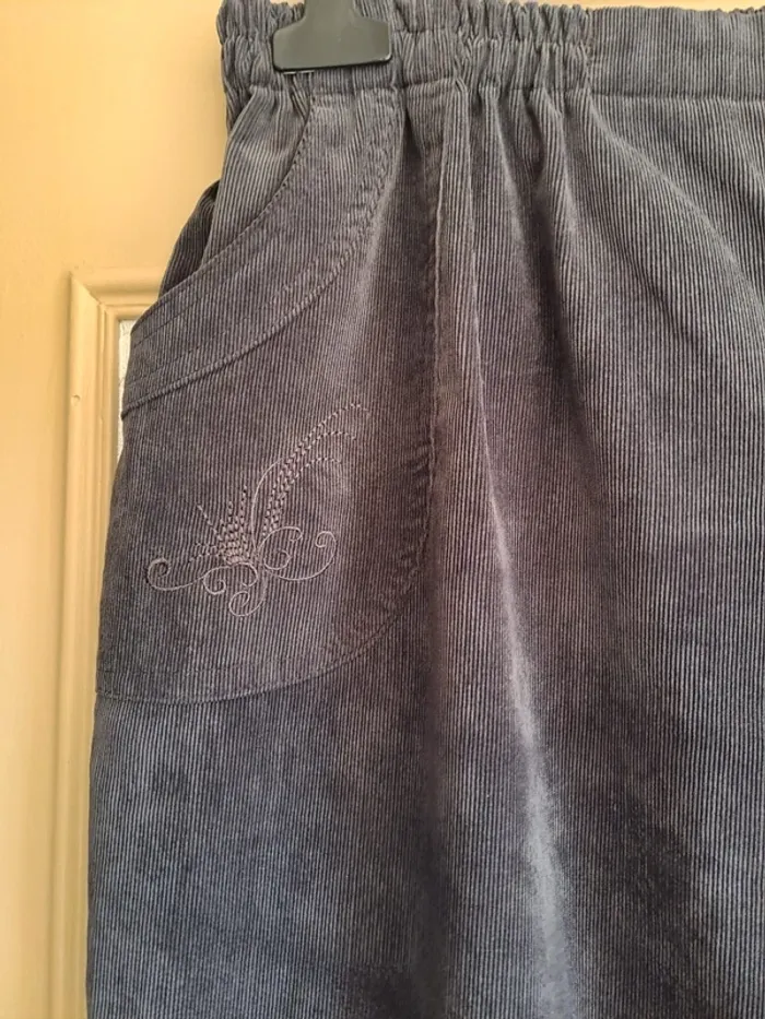 Pantalon femme velours gris comme neuf jolis dessins T6 =46 - photo numéro 2