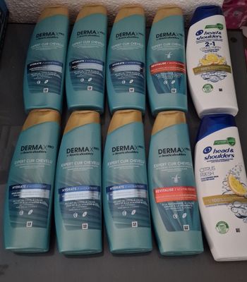 Shampooing head and shoulders 