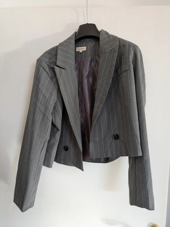 Veste blazer court a fines rayures