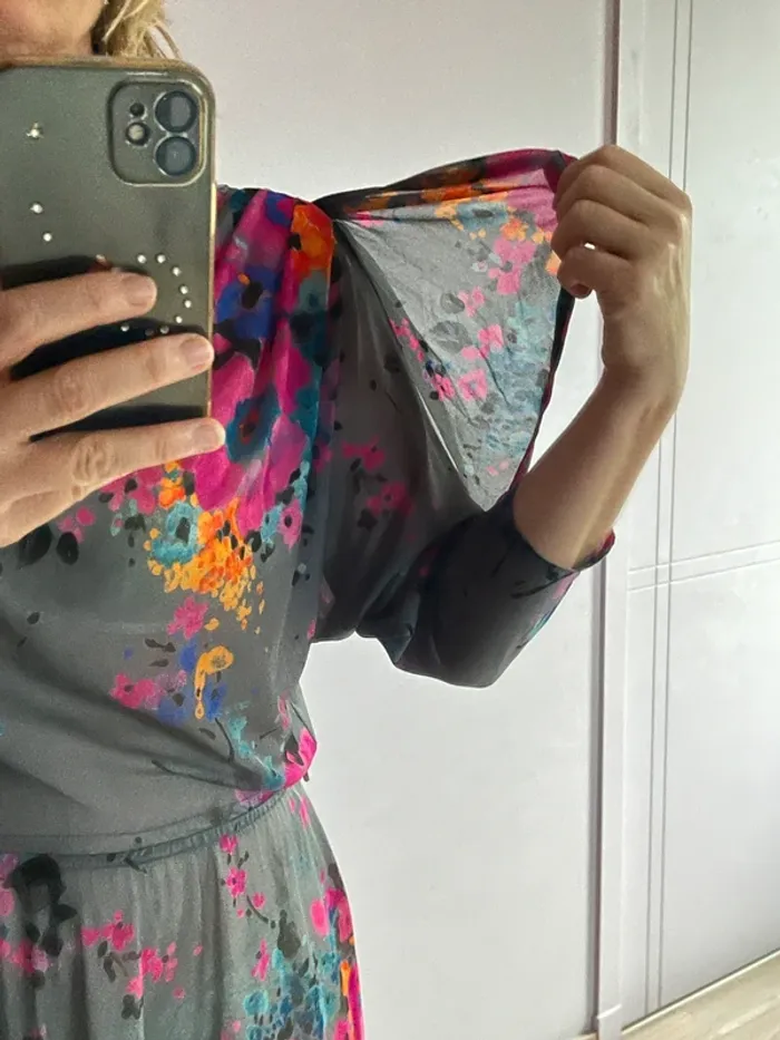 Jolie robe grise et fleurie 42 - photo numéro 4
