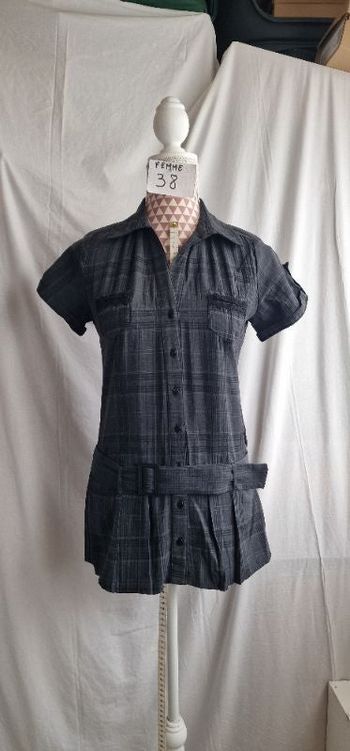 Chemise, grise à carreaux noir, en très très bon état, en coton, longueur 65cm