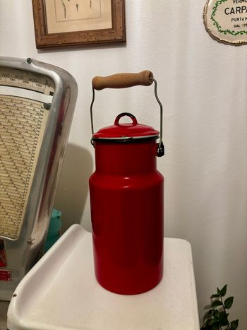 Pot à lait en métal émaillé rouge