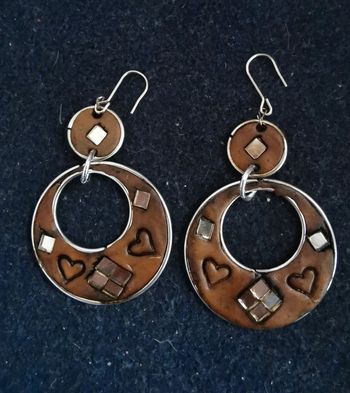 Créoles marrons avec cœurs