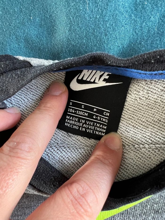 Pull Nike 4/5ans - photo numéro 3