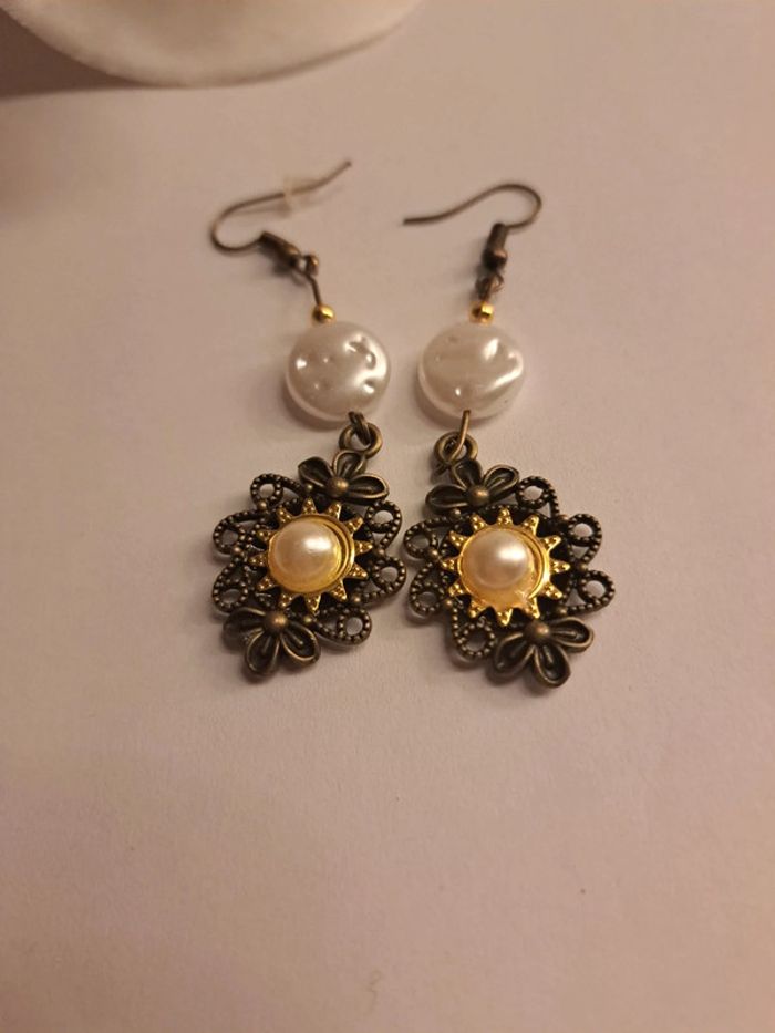 Boucles d'oreilles pendante blanches et bronze - photo numéro 5