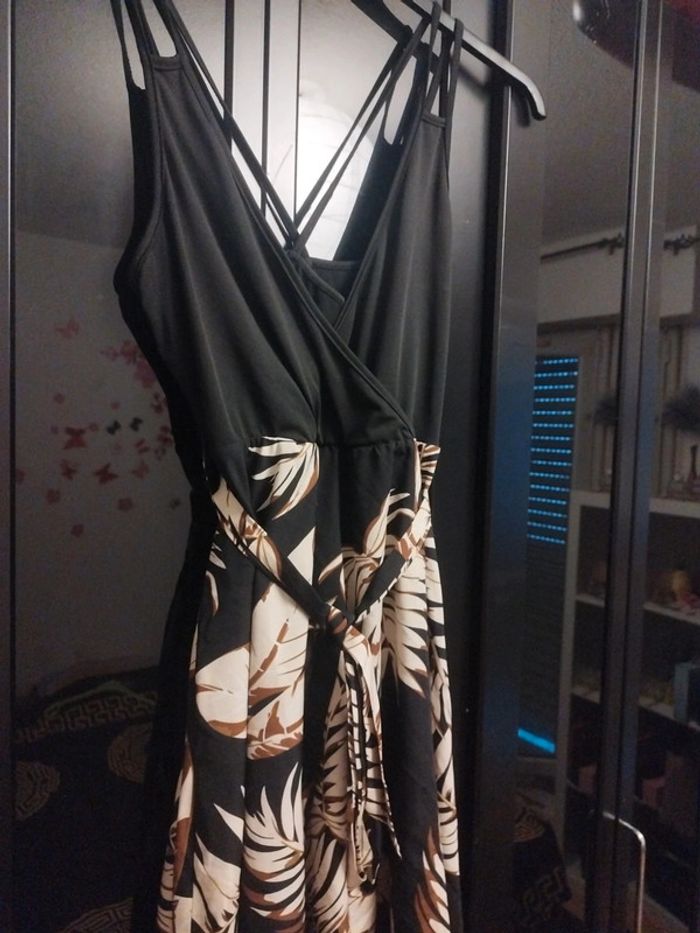 Jolie robe devant cache cœur, derrière bretelles croisées, avec ceinture. - photo numéro 2