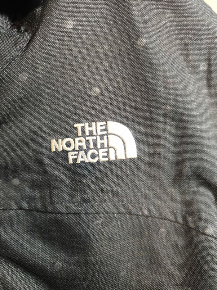 Veste the North face a capuche, taille M, noir a pois blanc, très bon état, - photo numéro 3