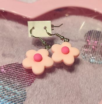 Très jolies petites fleurs roses en résine en boucles d'oreilles
