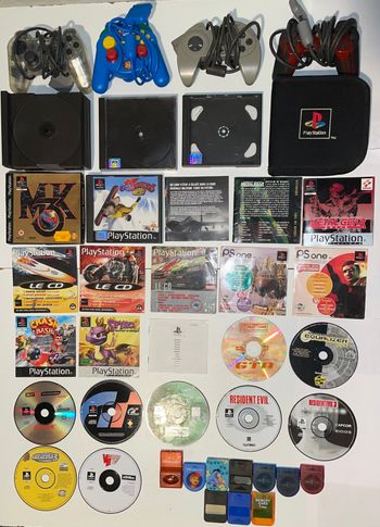 Lot PS1 divers (inserts, boitiers, cd audio, jeux loose SEMI HS, pochette démos)