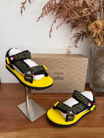 Sandales Clarks x Pokémon Pikachu Peak Go noires & jaunes T32 neuves boîte