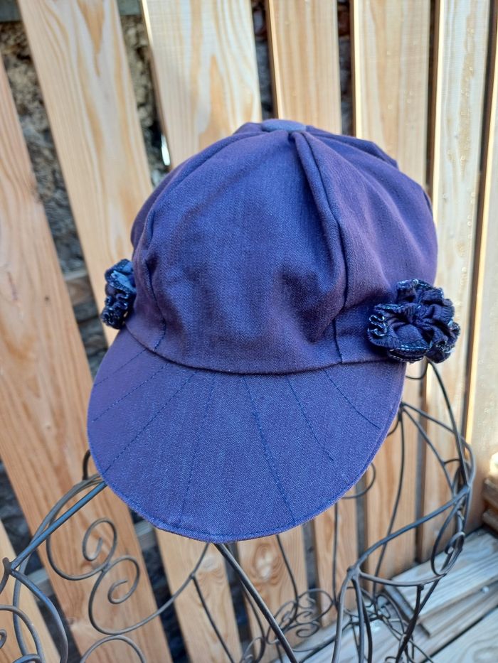 Jolie casquette gavroche violette avec fleurs - photo numéro 4