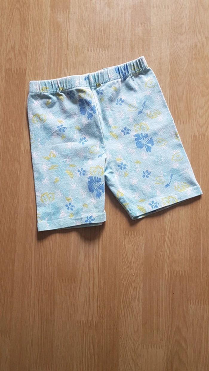 Short bleu à fleurs, 6 ans