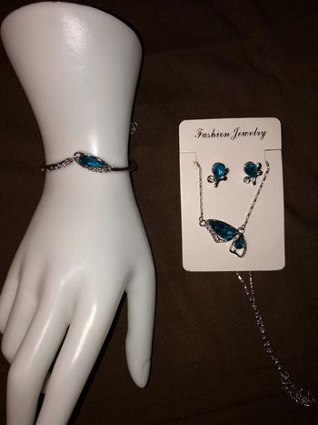 parure fantaisie métal argenté collier bracelet boucles d'oreilles pierre bleue turquoise papillon