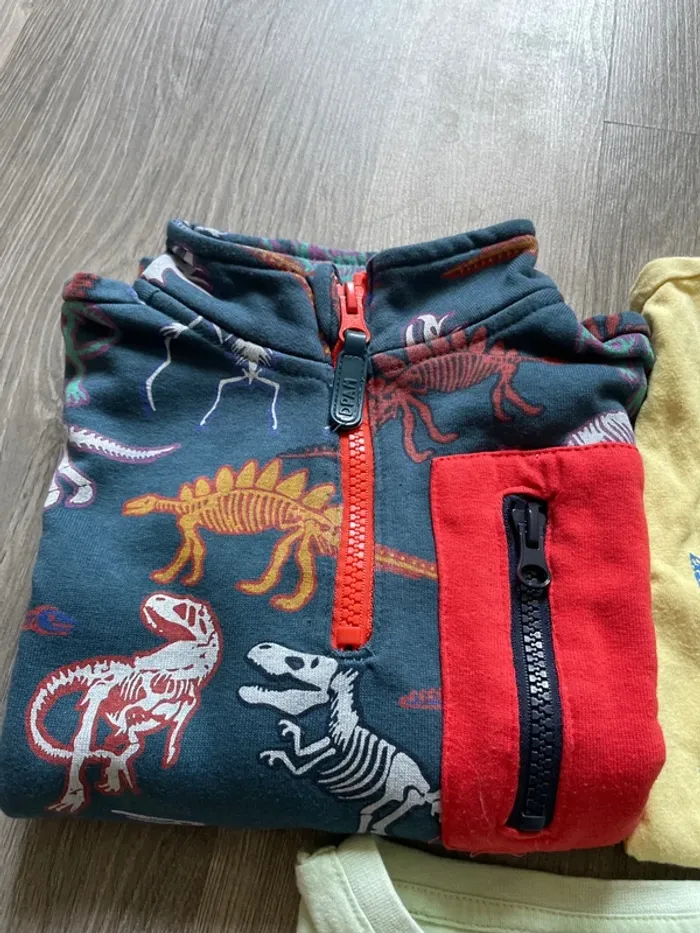 2 tee shirts et un sweat 4 ans - photo numéro 4