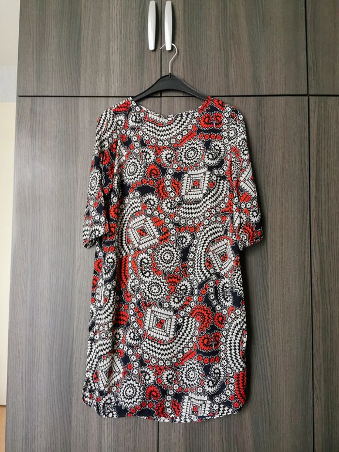 Robe à motifs géométriques