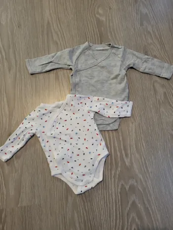 Lot 2 body 6/9 mois