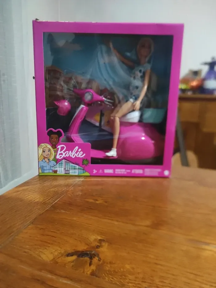 Barbie et son scooter neuf