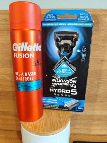 Gel à raser Gillette et rasoir Wilkinson , neufs