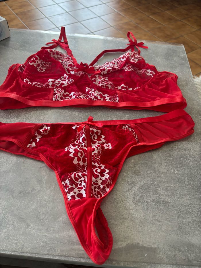 Très bel ensemble de Lingerie, taille quatre XL. Attention taille grand voir le tableau des tailles dans les photos neuf dans l’emballage d’origine.