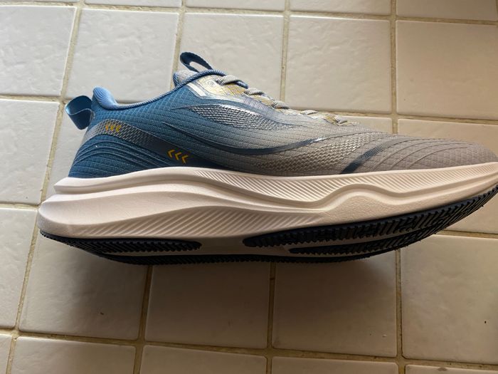 2 paires de chaussures de sport neuves - photo numéro 5
