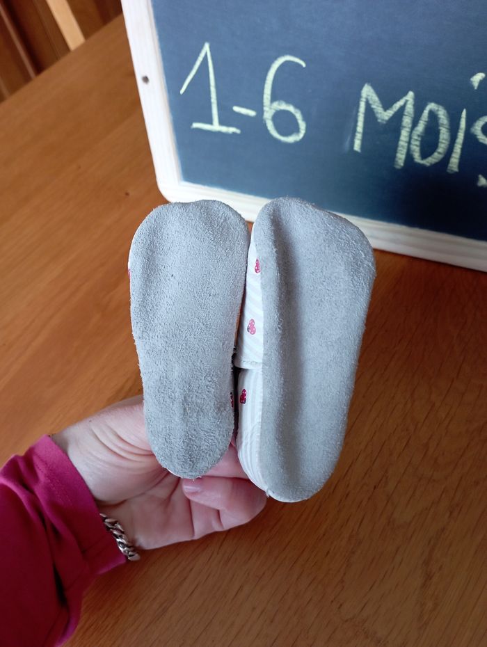 Petits chaussons Obaïbi 1-6 mois en cuir en très bon état - photo numéro 4