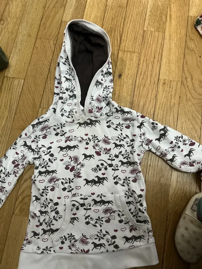 Sweat avec capuche et poches
