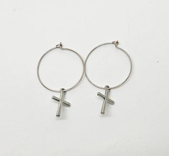 Paire de boucles d'oreilles. Neuve. Anneaux croix argenté